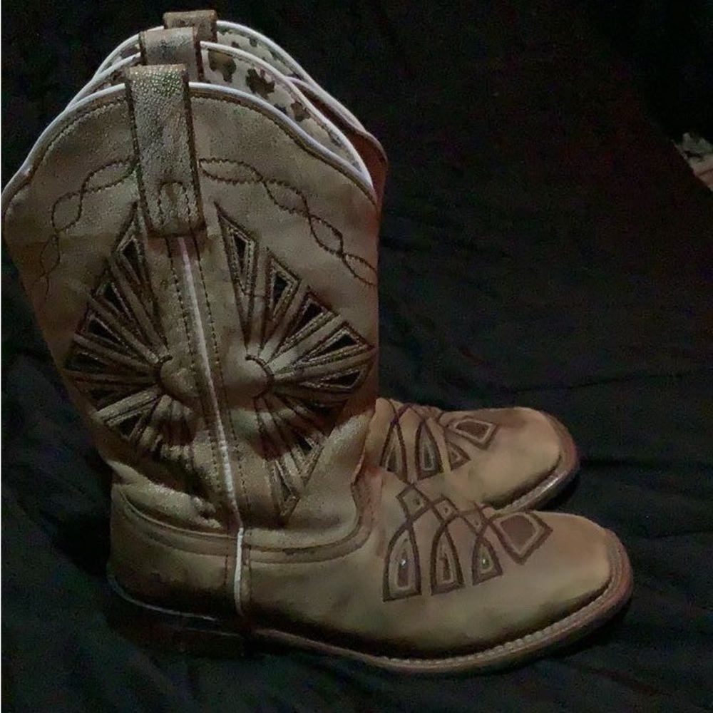 Woman’s cowboy boots size 8 worn like 4 time pretty good condition